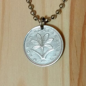 Ungerskt mynthalsband, 2 forint ungerskt mynthänge, ungerskt blomhalsband från 1996, halsband med krokusblomma och mynthänge.