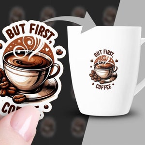 Puede incluir: Taza de cerámica blanca con una ilustración marrón y blanca de una taza de café con vapor saliendo de ella. El texto "But First, Coffee" está impreso en la taza.