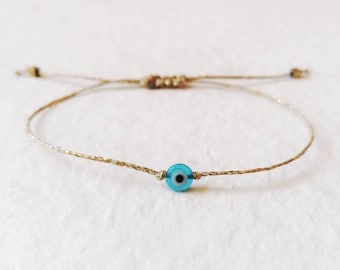 Boze oog armband, gouden string boze oog armband, lichtblauwe Griekse mati armband, kleine gouden armband, minimalistische armband, gelaagdheid armband