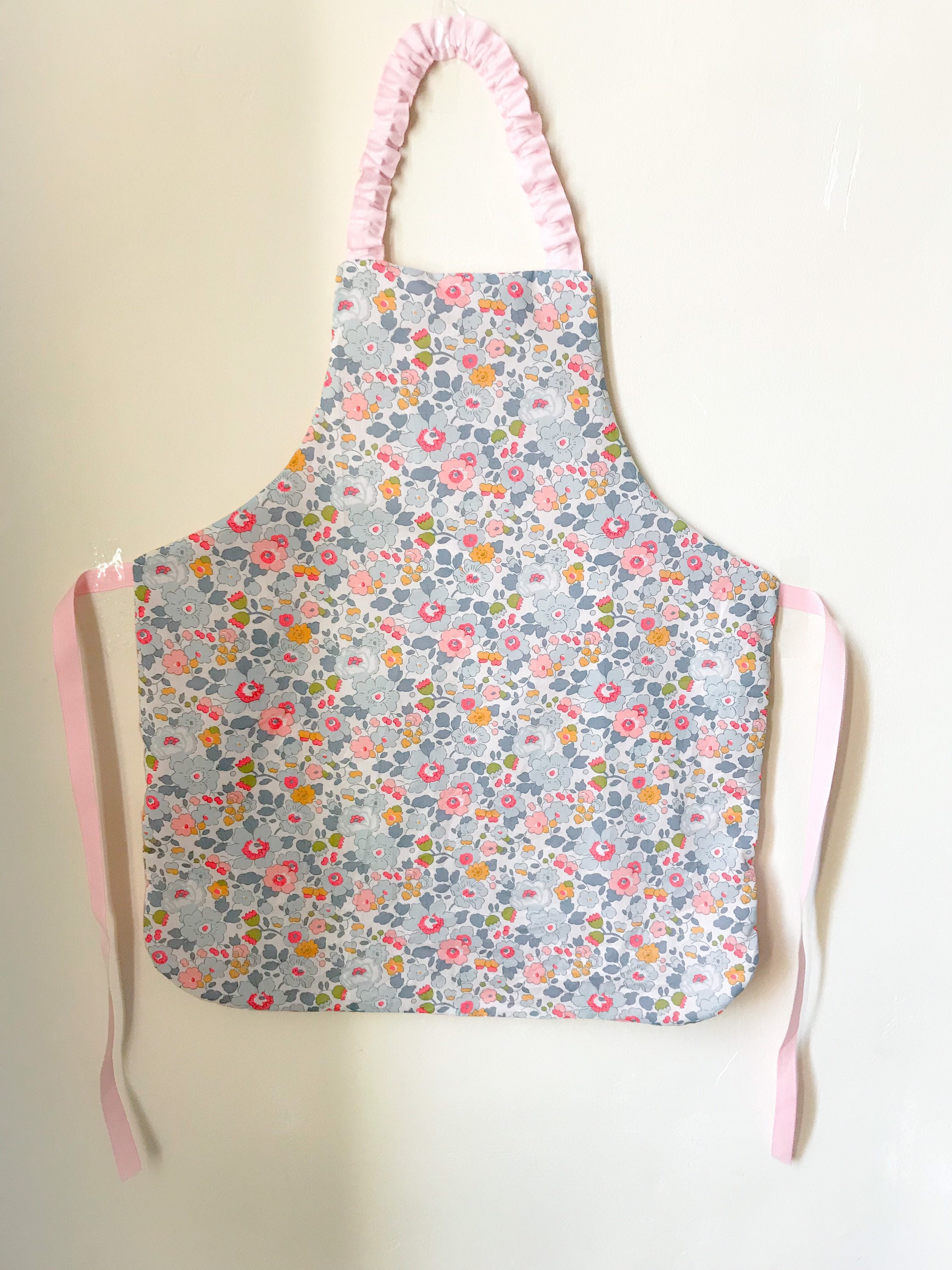 Tablier de Cuisine Enfant en Liberty Porcelaine et Coton Rose Clair à Mini Pois
