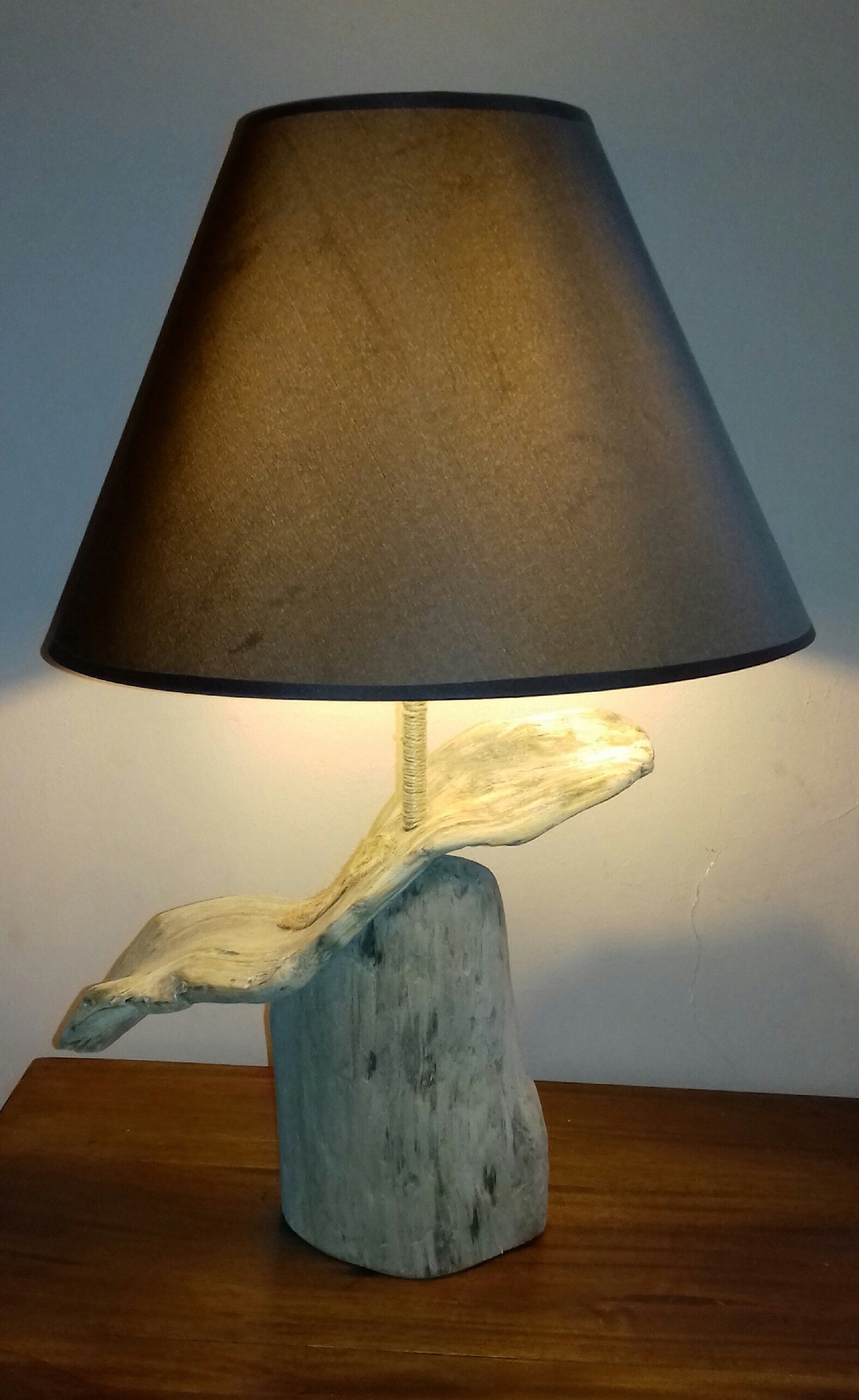 Lampe en Bois Flotté Fait Main Pièce Unique Travail Artisanal