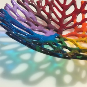 Kleurrijke glazen kom, koraalkom, regenboogschaal