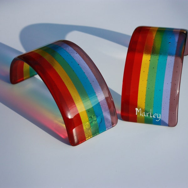 Arcoíris personalizado para amantes de las mascotas, regalo para la pérdida de una mascota, puente arcoíris conmemorativo para mascotas, arcoíris con nombre y huella de pata - arcoíris de vidrio fusionado hecho a mano