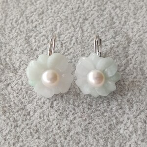 pearl jade earring- pretty white freshwater pearl & carved flower jade earring