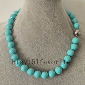 Puede incluir: Un collar de cuentas de color azul turquesa con cierre magnético. El collar está hecho de cuentas redondas y tiene una longitud aproximada de 45 cm.