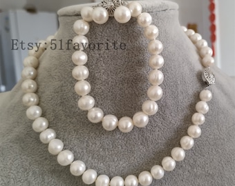 Conjunto de perlas blancas de agua dulce: collar, pulsera y pendientes de botón.