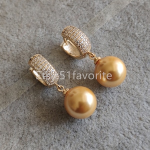 Boucles d&#39;oreilles en nacre plaquée or : boucles d&#39;oreilles pendantes colorées de 12 mm