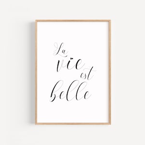 Arte imprimible con frase "La vie est belle", cita motivacional en francés, decoración de pared con cita manuscrita, descarga digital, cita en francés imprimible