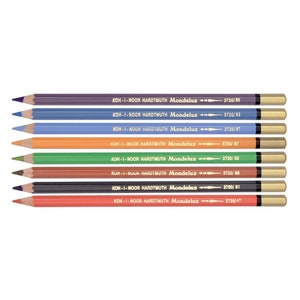 Op de afbeelding: Een set van acht kleurpotloden met gouden accenten. De potloden zijn gelabeld met de merknaam "KOH-I-NOOR HARDTMUTH Mondeluz" en een nummer. De kleuren zijn paars, blauw, oranje, groen, bruin, rood, zwart en oranje.