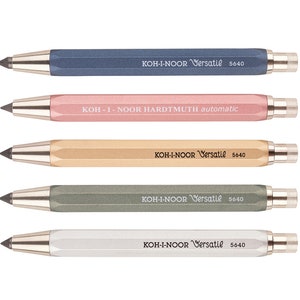 Puede incluir: Cinco lápices automáticos de diferentes colores: azul, rosa, dorado, verde y plateado. Cada lápiz tiene el texto "KOH-I-NOOR Versatil 5640" impreso en el lateral. Un lápiz tiene el texto "KOH-I-NOOR HARDTMUTH automatic" impreso en el lateral.