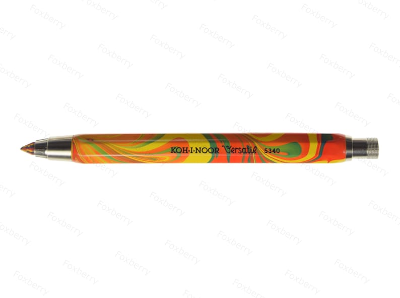K&ouml;nnte beinhalten: Ein gelber, orangefarbener und gr&uuml;ner Bleistift mit silberner Spitze und einem schwarzen Etikett mit der Aufschrift "KOH-I-NOOR Versatil 5340".