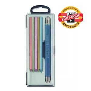 Puede incluir: Un juego de cinco lápices de colores y un lápiz mecánico azul en una caja de plástico transparente. Los lápices están etiquetados con "KOH-I-NOOR HARDTMUTH".