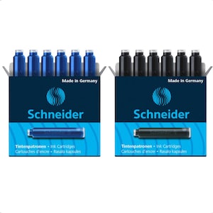 Op de afbeelding: Twee dozen Schneider inktpatronen. Eén doos bevat blauwe inktpatronen en de andere zwarte inktpatronen. Elke doos heeft het Schneider-logo en de tekst "Made in Germany". De dozen hebben ook de tekst "Inktpatronen".