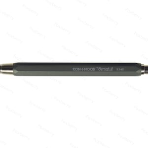 K&ouml;nnte beinhalten: Ein dunkelgrauer mechanischer Bleistift mit einer silbernen Metallspitze und einem Radiergummi. Der Bleistift ist mit "KOH-I-NOOR Versatil 5340" beschriftet.