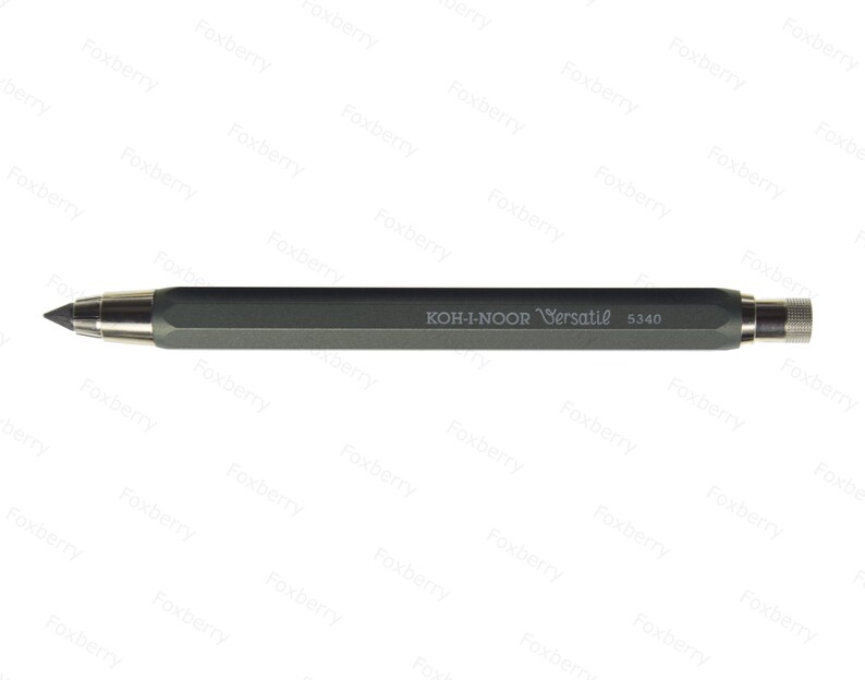 K&ouml;nnte beinhalten: Ein dunkelgrauer mechanischer Bleistift mit einer silbernen Metallspitze und einem Radiergummi. Der Bleistift ist mit "KOH-I-NOOR Versatil 5340" beschriftet.