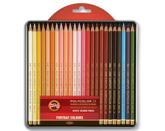Könnte beinhalten: Eine Dose mit 24 Buntstiften in verschiedenen Hauttönen. Die Stifte sind mit "KOH-I-NOOR HARDTMUTH POLYCOLOR 24" und "PORTRAIT COLOURS" beschriftet.