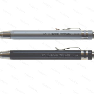 Puede incluir: Dos lápices mecánicos, uno plateado y otro negro, con la marca "KOH-I-NOOR Versatil 5359" impresa en el lateral.