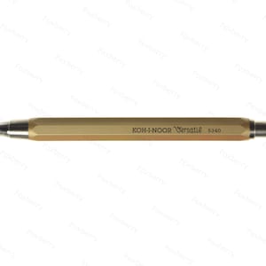K&ouml;nnte beinhalten: Ein goldfarbener mechanischer Bleistift mit einer schwarzen Bleispitze und einem Metallgriff. Der Bleistift ist mit "KOH-I-NOOR Versatile 5340" beschriftet.