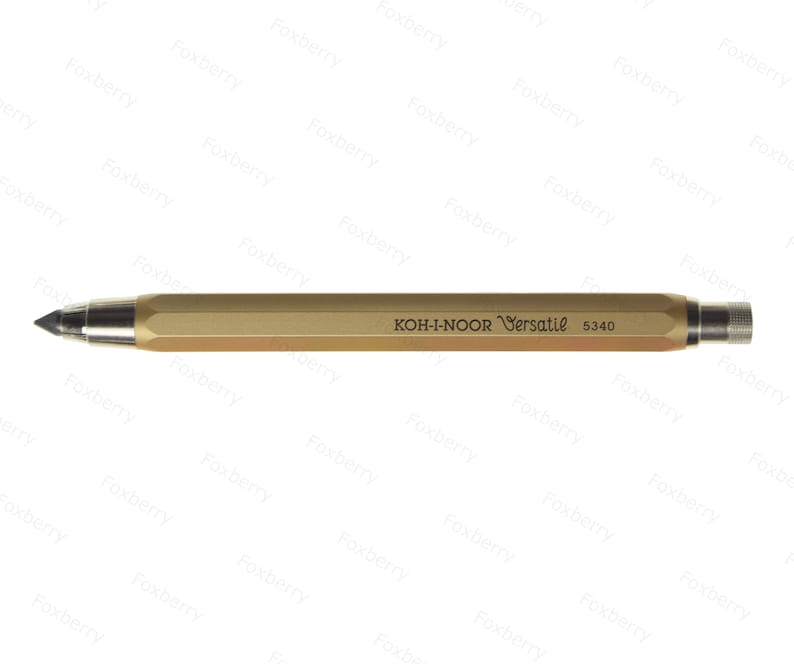 K&ouml;nnte beinhalten: Ein goldfarbener mechanischer Bleistift mit einer schwarzen Bleispitze und einem Metallgriff. Der Bleistift ist mit "KOH-I-NOOR Versatile 5340" beschriftet.