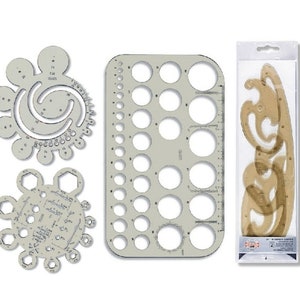 Könnte beinhalten: Satz mit drei Kunststoff-Schablonen zum Zeichnen von Kreisen, Sechsecken und Kurven. Die Schablonen sind grau und transparent und werden in einer Plastikverpackung geliefert.