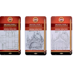 Puede incluir: Tres paquetes de lápices de grafito profesionales Koh-I-Noor 1500. Los paquetes son rojos y dorados con una ilustración en blanco y negro de un edificio. Los lápices están etiquetados como "Technic", "Art 18-2H" y "Graphic".