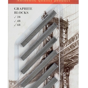 Puede incluir: Un paquete de bloques de grafito Koh-I-Noor para dibujar. El paquete incluye tres bloques: 2B, 4B y 6B. Los bloques están en una manga de plástico transparente y se muestran sobre un fondo de un dibujo de un puente.