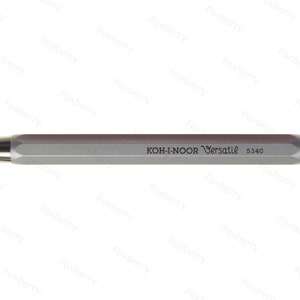 K&ouml;nnte beinhalten: Ein silberner mechanischer Bleistift mit einer schwarzen Aufschrift "KOH-I-NOOR Versatil 5340".
