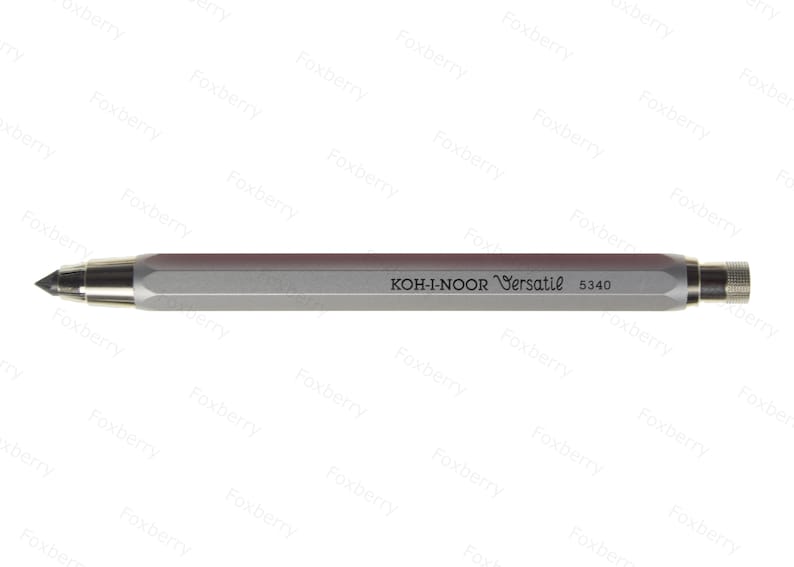 K&ouml;nnte beinhalten: Ein silberner mechanischer Bleistift mit einer schwarzen Aufschrift "KOH-I-NOOR Versatil 5340".