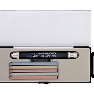 Puede incluir: Un porta lápices negro con tapa transparente, que contiene un lápiz mecánico negro con el texto "KOH-I-NOOR HARDTMUTH Versatile - soft 5353" y cinco lápices de colores en azul, beige, rosa, verde y melocotón.