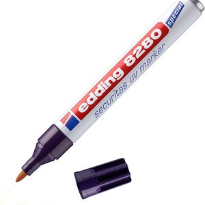 Op de afbeelding: Een witte Edding 8280 securitas UV-marker met een paarse punt en dop. De marker heeft rode en blauwe accenten en de tekst "special" is zichtbaar. Een kleine hoeveelheid inkt van de marker is zichtbaar op de witte achtergrond.