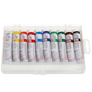 Puede incluir: Un juego de diez tubos de pintura al temple en un estuche de plástico transparente. Los tubos están etiquetados con el nombre del color en inglés, ruso y checo. Los colores son: blanco, amarillo, rojo, azul, verde claro, verde oscuro, marrón y negro.