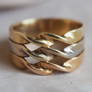 Fabulous and solid vintage 14K tri-colour gold wide, twisted band