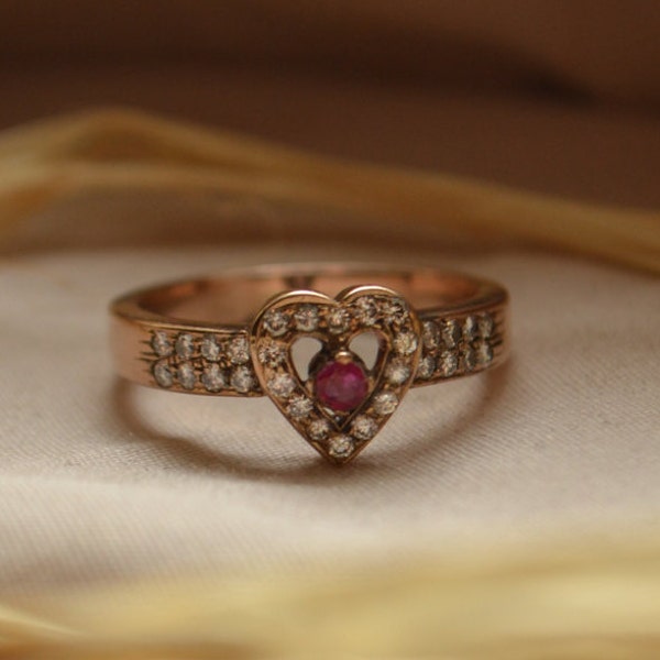 Very charming 14K gold heart-shaped vintage ring set with Ruby and Diamonds, Vintage Ruby ring, Vintage diamond ring