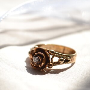 Romantic vintage rose-shaped 14 K yellow gold ring with diamond solitaire, Vintage gold and diamond ring, Vintage engagement ring