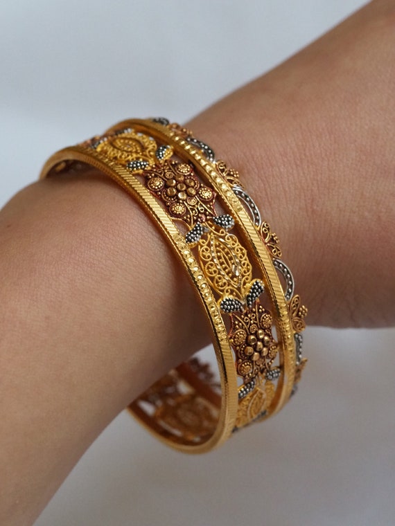 gold colour bracelet for men , women