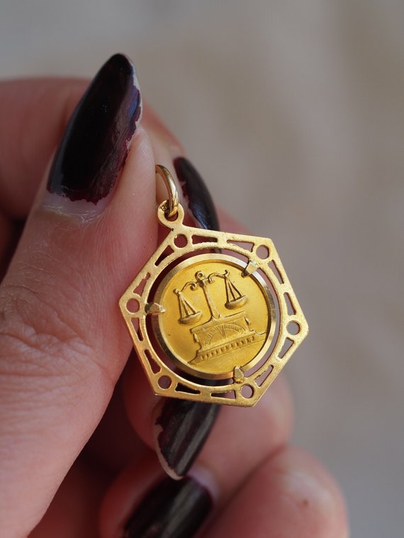 Gorgeous vintage 18K yellow gold Libra pendant