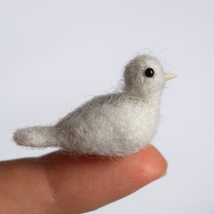 Miniatura de pomba branca em feltro agulhado, estatueta de pássaro para casa de bonecas.
