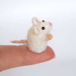 Miniatura di topo bianco per casa delle bambole, statuetta di topi micro, ornamento di topo, minuscoli animali per casa delle bambole, topi minuscoli per bambola, giocattolo minuscolo