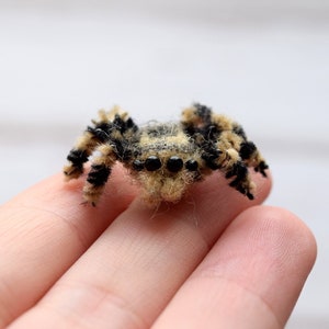 Aranha-saltadora de pelúcia artesanal, miniatura flexível.