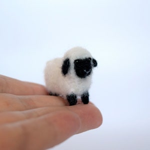 小さなヴァレーの黒い鼻の羊の子羊 ドールハウスのミニチュア マイクロ羊の置物 動物のミニチュア 人形用の羊 小さなおもちゃ ニードルフェルトの羊