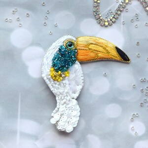 Grande Broche Cristal Perroquet Toucan – Style Pirate, Barbe Noire, Fait Main