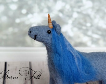 Aguja fieltro azul unicornio Unicornio juguete Escultura de fieltro Estatuilla de unicornio de fieltro Caballo mágico Arte de unicornio Unicornio de peluche Caballo de fantasía Equino