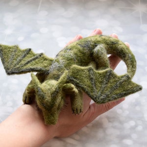 Slapend bos Draak Interieur speelgoed Draakbeeldje Sculpturen draak Draakornament Fantasiewezen Groene Draak plankdecor Cadeau-idee
