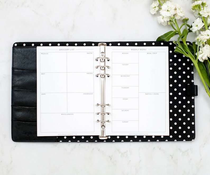 Pu&ograve; includere: Un planner a pois neri e bianchi con una pagina bianca aperta su una lista della spesa e un menu settimanale. La lista della spesa &egrave; divisa in sezioni per prodotti, carne, latticini, surgelati, prodotti per la casa e vari. Il menu settimanale ha sezioni per dal luned&igrave; alla domenica, preparazione dei pasti e note e idee.