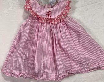 Vestido Bailey Boys Seersucker con volantes "R" 12 M Monograma de rayas rosas para bebé niña