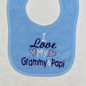 Me encanta mi babero bordado personalizado de Grammy y Papi.