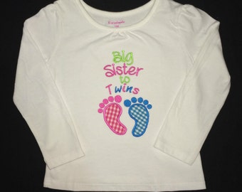 Camisa con apliques de pies de bebé de Big Sister to Twins