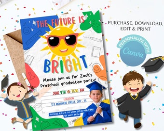 Pode incluir: Um convite colorido para uma festa de formatura do jardim de infância. O convite apresenta um sol de desenho animado usando óculos de sol e o texto "The Future is Bright". O convite também inclui uma foto de uma criança com um chapéu e uma beca de formatura, e o texto "Please join us for Zack's Preschool graduation party! June 9th at 11:30 AM. Location: 123 Anywhere Street, City - ST. Please RSVP to Mom (123) 456-7890 by May 26th."