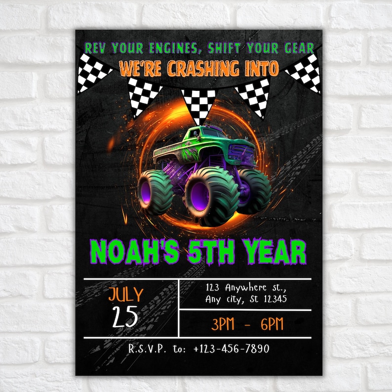 Pu&ograve; includere: Un invito a una festa di compleanno di un monster truck nero e verde con un monster truck verde su uno sfondo nero con fiamme arancioni. L'invito dice "Rev your engines, shift your gear, we're crashing into Noah's 5th year." L'invito include anche la data, l'ora e le informazioni di RSVP.