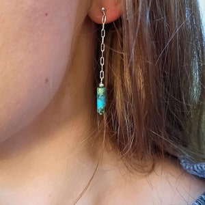 Könnte beinhalten: Ein Paar Ohrringe mit einem silbernen Kettenanhänger und einem Anhänger aus Türkis und Grün.